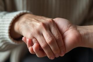 笑顔の高齢者夫婦と介護士